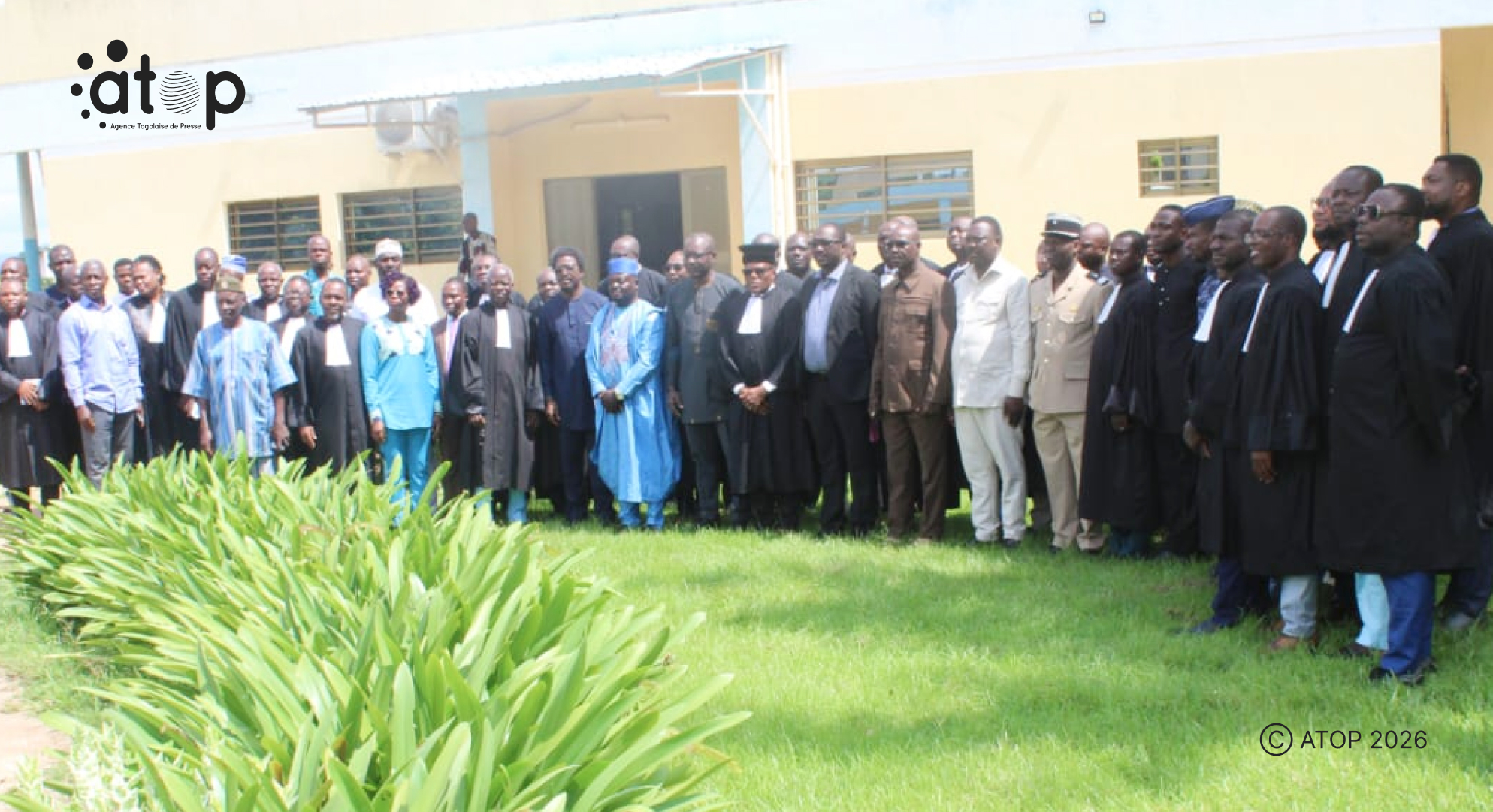 23 Les officiels et participants ensemble