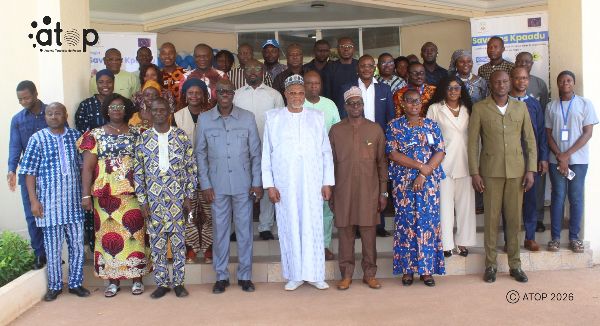 24 Officiels et acteurs du projet en photode famille