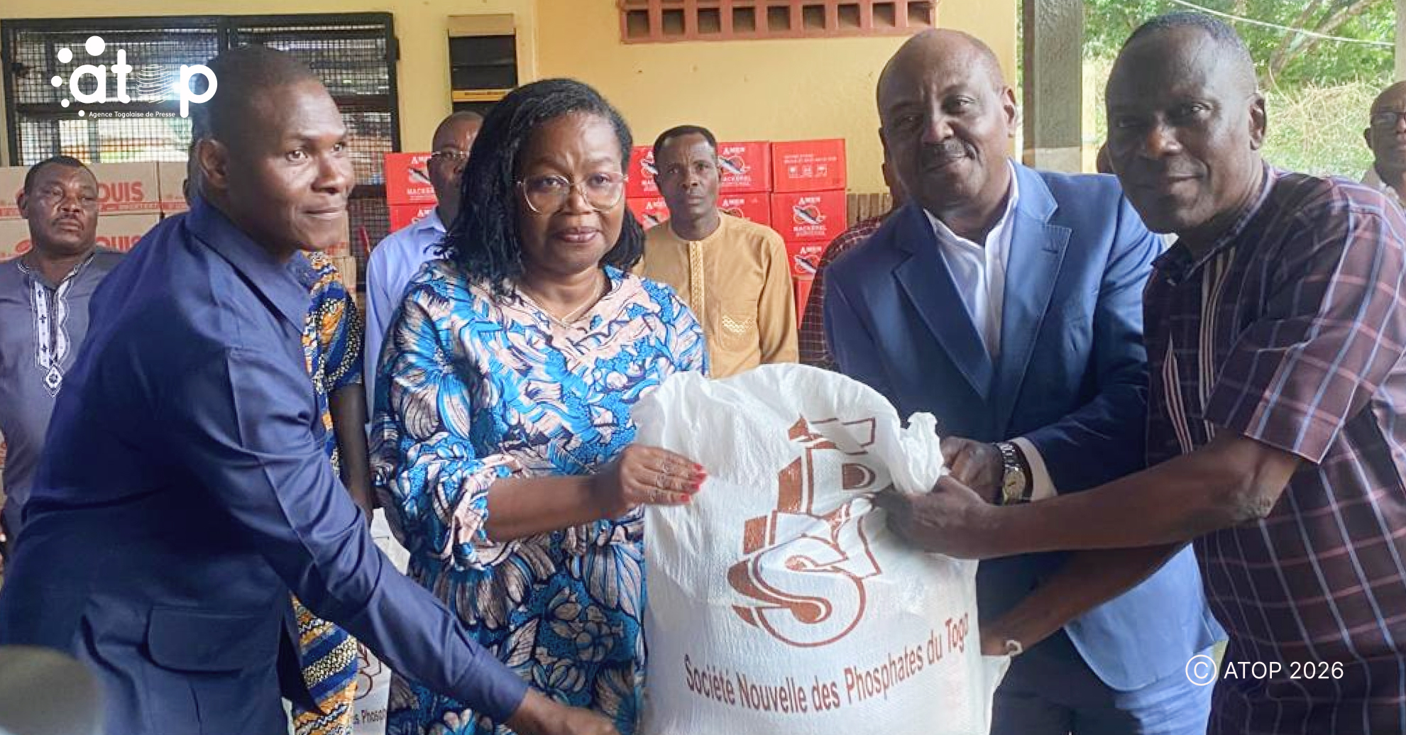 25 Remise symbolique du don par les officiels