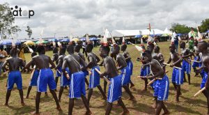26 Les jeunes Ahoza exibant de danse pour saluer les officiels avant la lutte archive