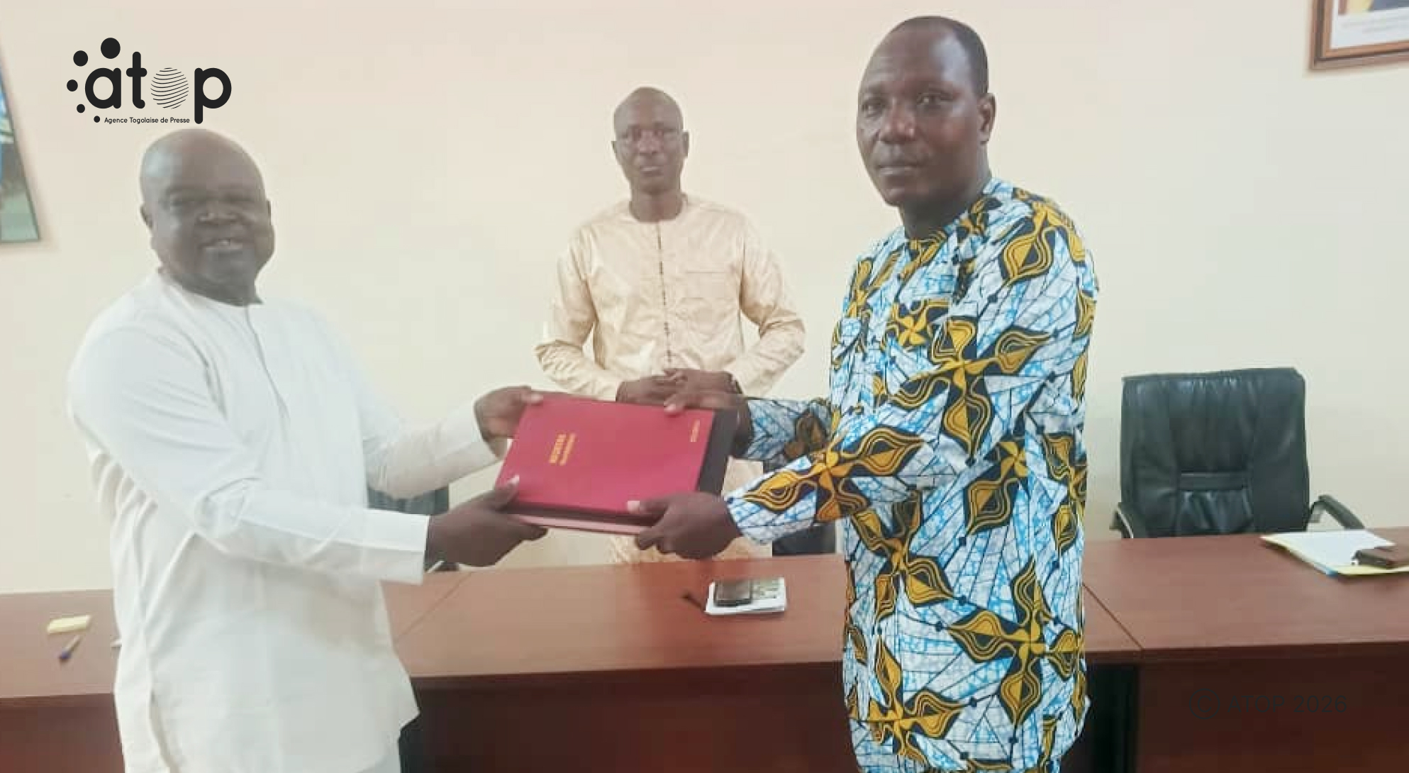 Le nouveau secrétaire général de la préfecture de Cinkassé prend fonction 1 27 Le nouveau SG a droite recoit des documents des mains de Lamboni Kambarime en tenue blanche