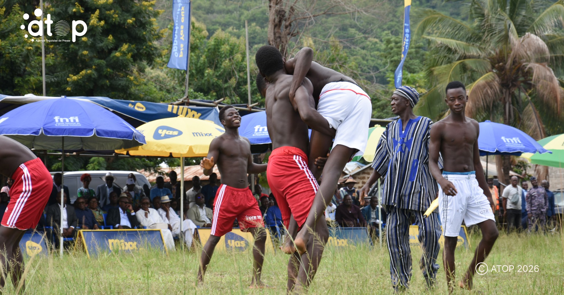 27 Les lutteurs de Pya en plein empoignade