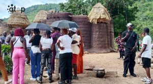 28 Un groupe de visiteurs attentif aux explications du guide local sur larchitecture des tatas