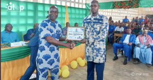 Akébou: Neuf enseignants admis à la retraite honorés pour leurs services 2 3 Le SG Assila komlan remettant un certificat dhonneur a un beneficiaire