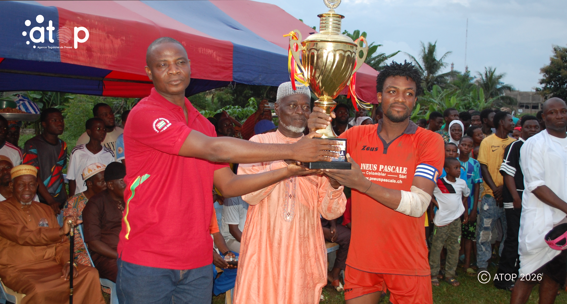 46 Linspecteur en rouge et le chef tem remettent le trophee au capitaine de Zongo FC