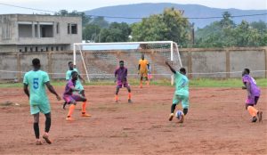47 Une offensive de Aigle Royal FC en vert dans le camp de Kpaskpai FC