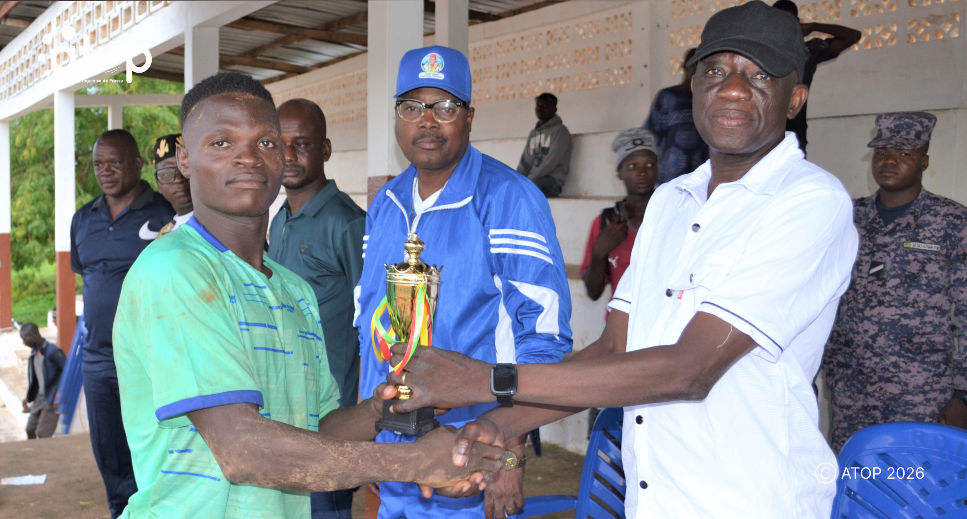 48 Le prefet Douti Mabiba remettant le trophee de lhomme du match a Gnarkpa Alaza de ‘Aigle Royal FC