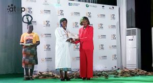 49 La fondatrice de la BMF remettant un certificat a une ambassadrice de Sokode