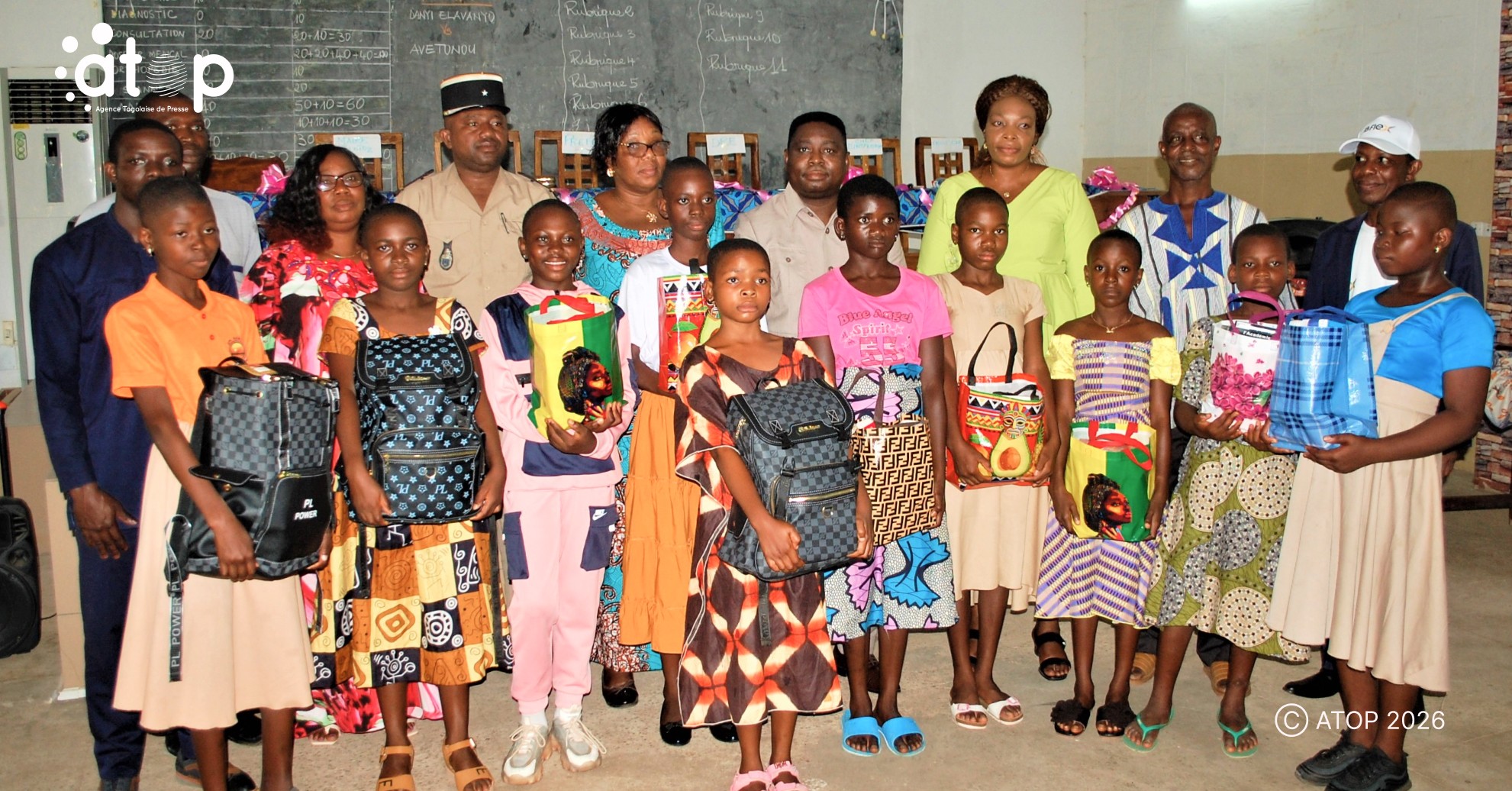 5 Les laureates et les officiels pour la photo de groupe