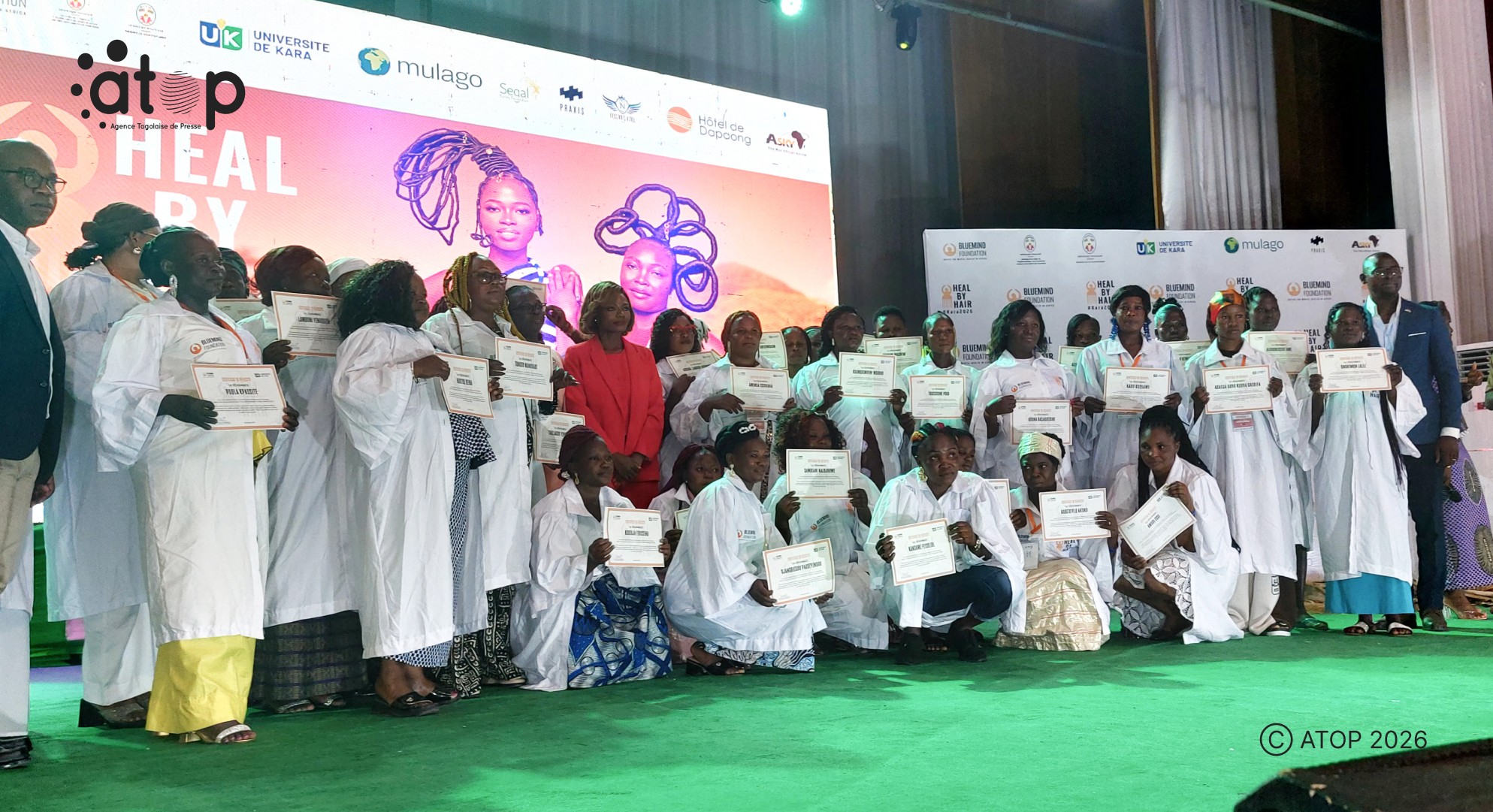 50 Les ambassadrices ont pose avec les officiels