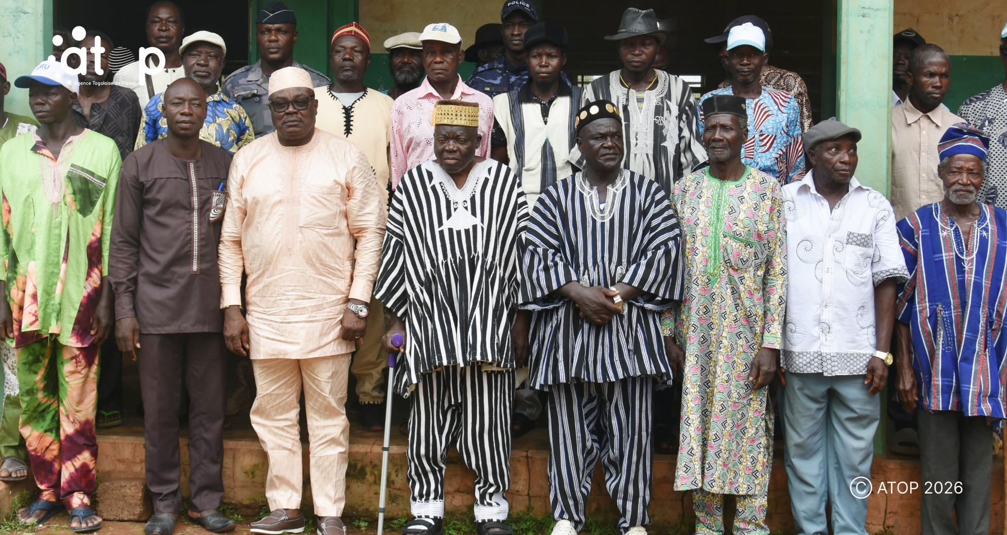 6 Le prefet a pose avec les chefs de Baga