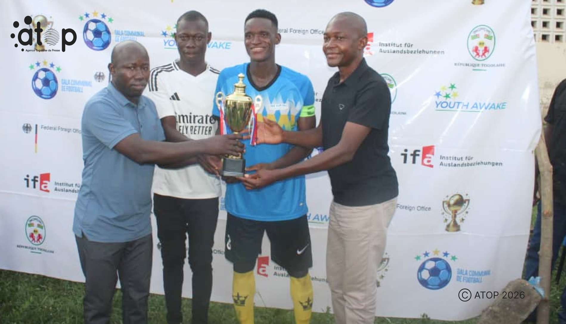 60 Lequipe victorieuse recevant son trophee