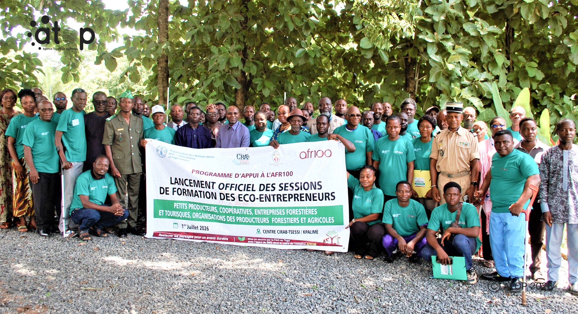9 Eco entrepreneurs et officiels pour la photo souvenir