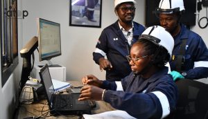 Les techniciens verifiant la tracabilite dun produit