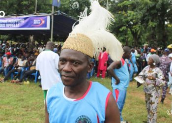Evala 2026 : Que signifie le chapeau surmonté de plumes et qui le porte ?