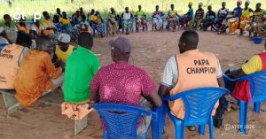 M. Kolani en gilet animant une causerie educative