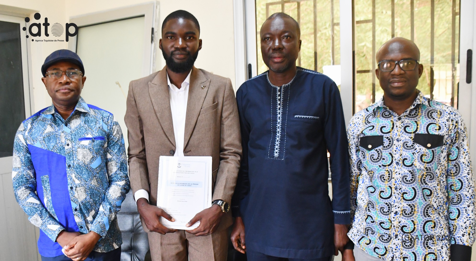 M. Rassan memoire en main avec les membres du jury
