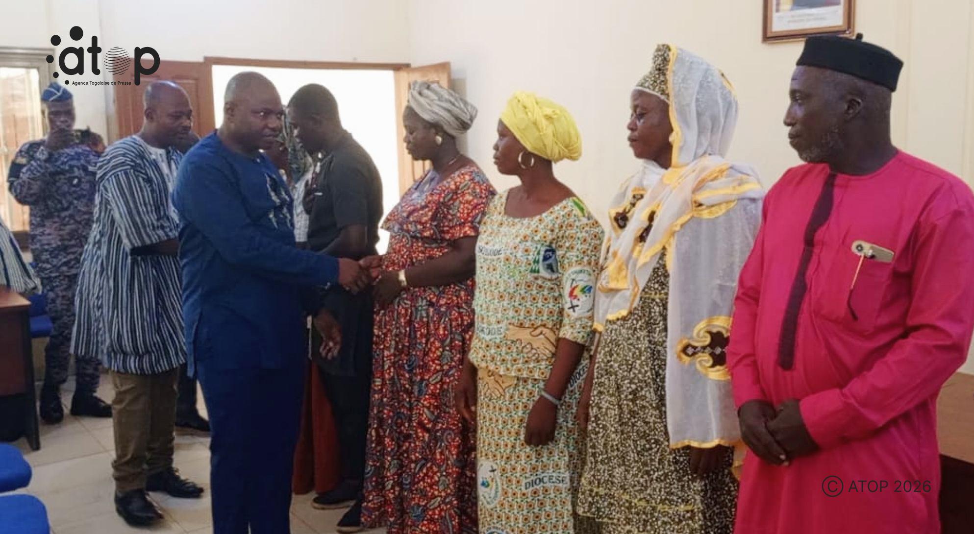 PHOTO 11 Le prefet Agoh installant les nouveaux dirigeants