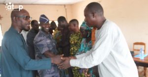 PHOTO 11 Le prefet Anakpa felicitant les nouveaux elus