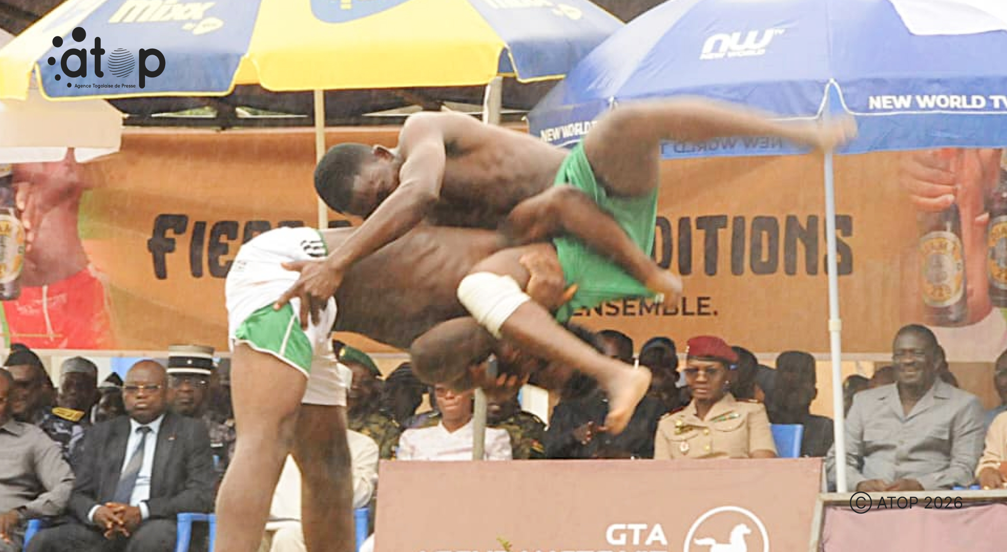Un evalou sur le point de terrasser son adversaire dans larene