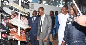 Visite des stands par le ministre Patokien veste cendre