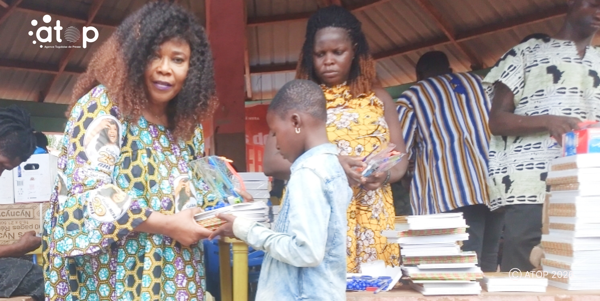 Zio/20 ans de carrière : Cécile Meba prône la paix et la cohésion familiale à Assomé 1 1 Lartiste Cecile Meba remet un kit scolaire