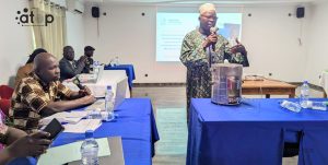 Projet Tamarin : Les acteurs de la région Centrale consultés pour la distribution de 150 000 foyers améliorés 2 10 M. Kamang presentant un foyer ameliore