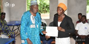 10 Un chef canton remettant une attestion a une beneficiaire