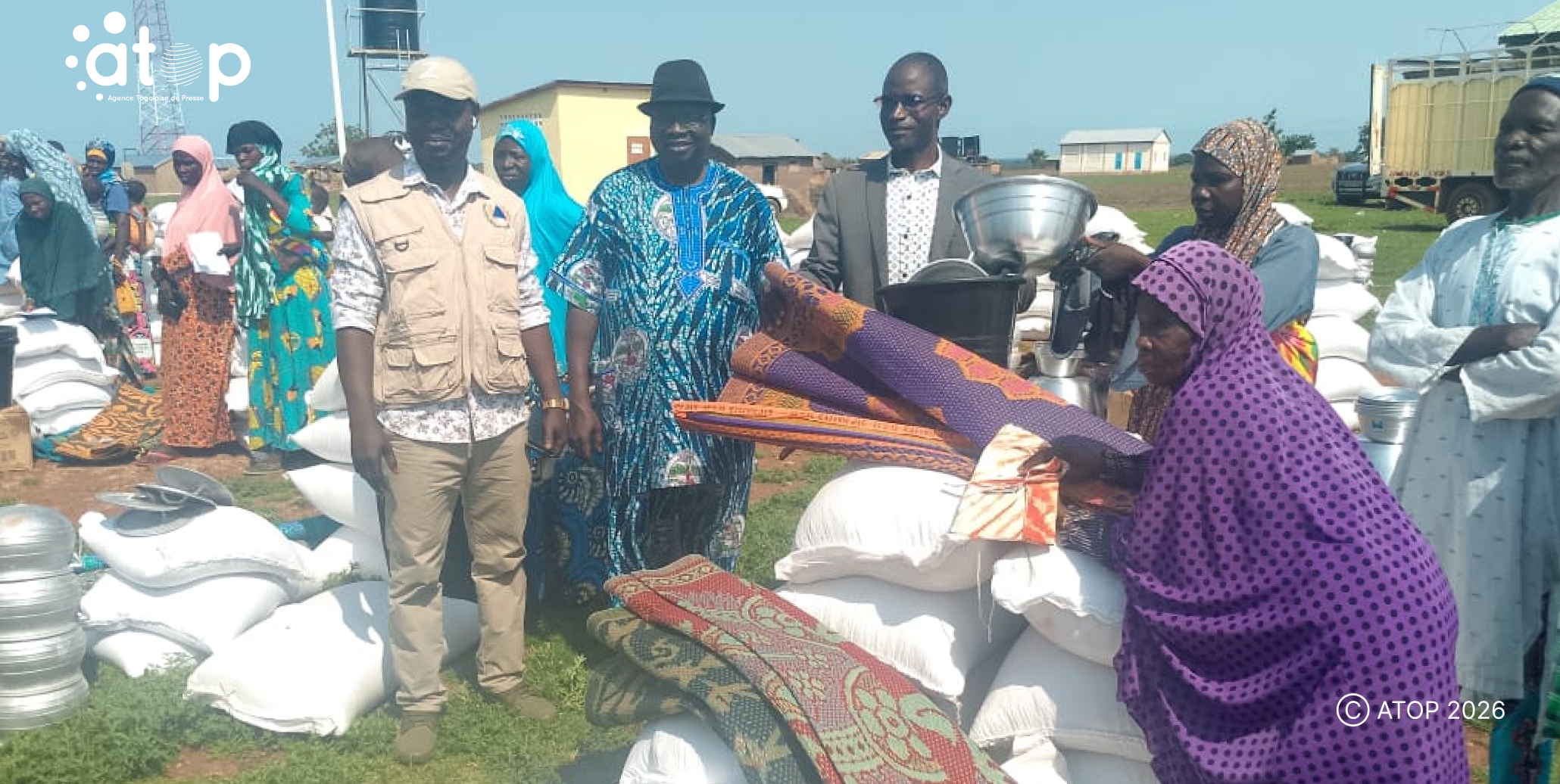 13 Une benediciaire recoit le don