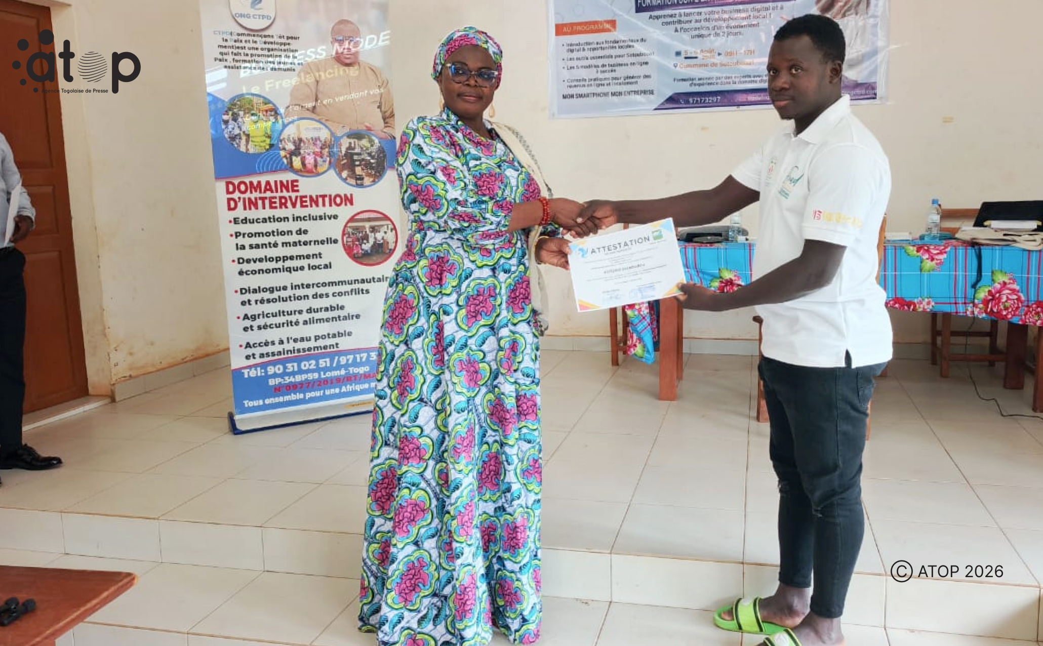 16 Mme Agoro remettant lattestation a un participant