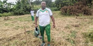 19 Le DR Plateaux Est entrain darroser son plant