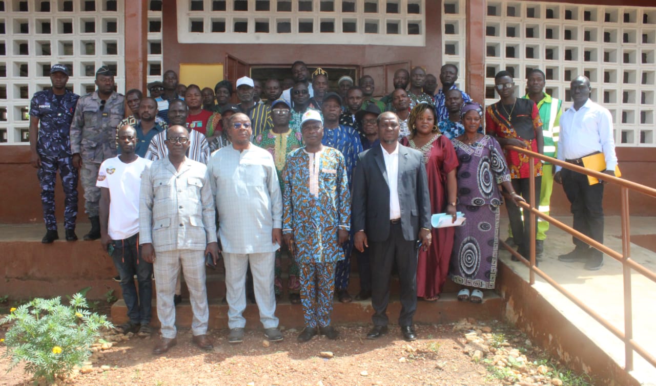 19 Officiels et participants ensemble