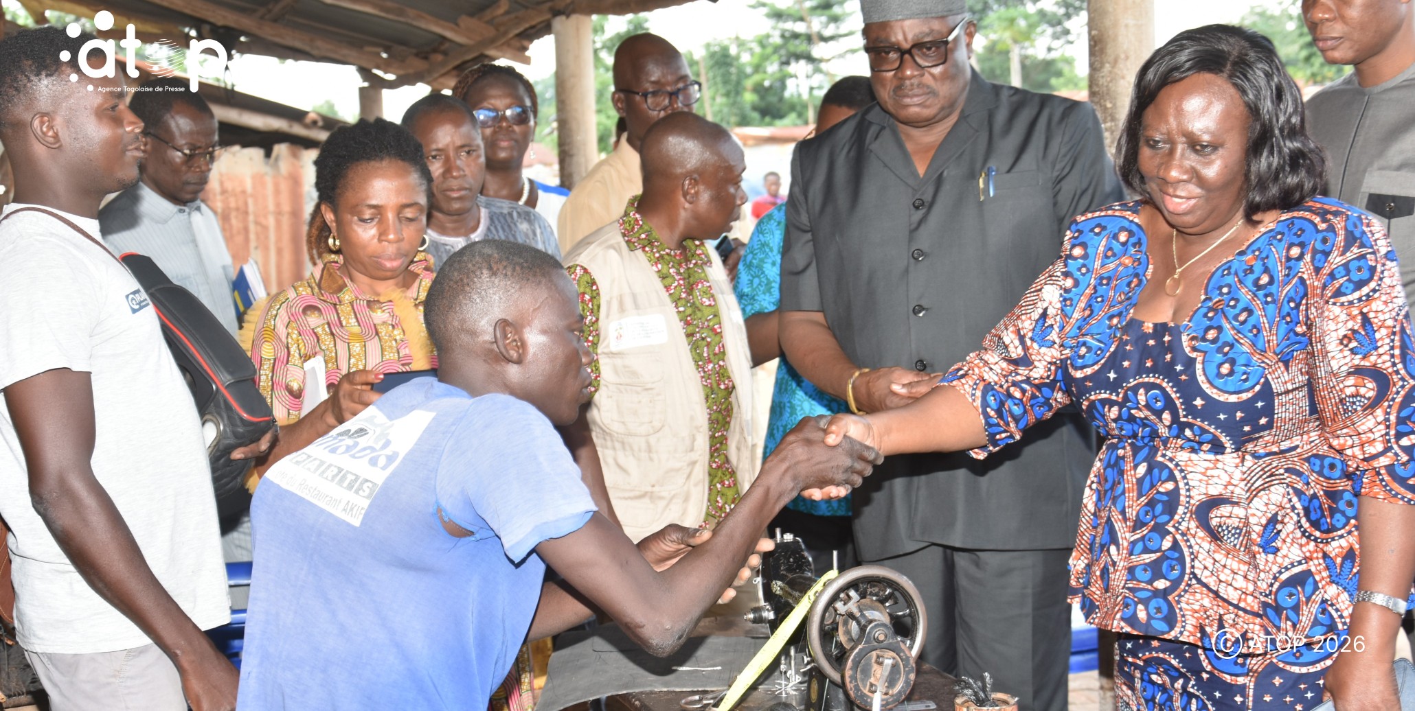 Projets PAFeRT et PAISPHT : La ministre Sankaredja visite les réalisations dans le Doufelgou 1 2 La ministre felicitant lapprenti handicape a son atelier