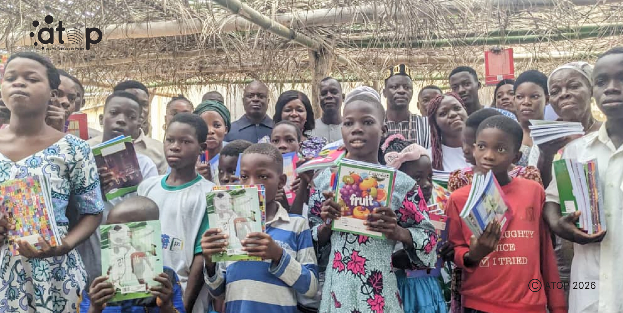 20 Les beneficiaires ont pose avec les autorites