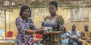 21 Mme Wella remet symboliquement le kit scolaire a une eleve