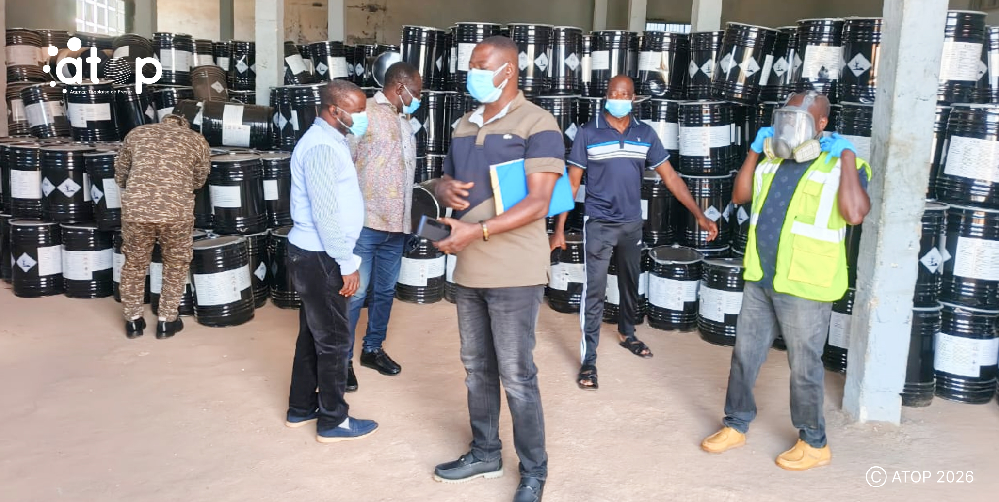 22 Les membres de la delegation dans le magasin de Yobe Mining service