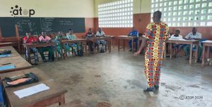 23 Stagiaires et formateur en pleins travaux