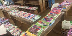 23 Vue partielle des fournitures disposees