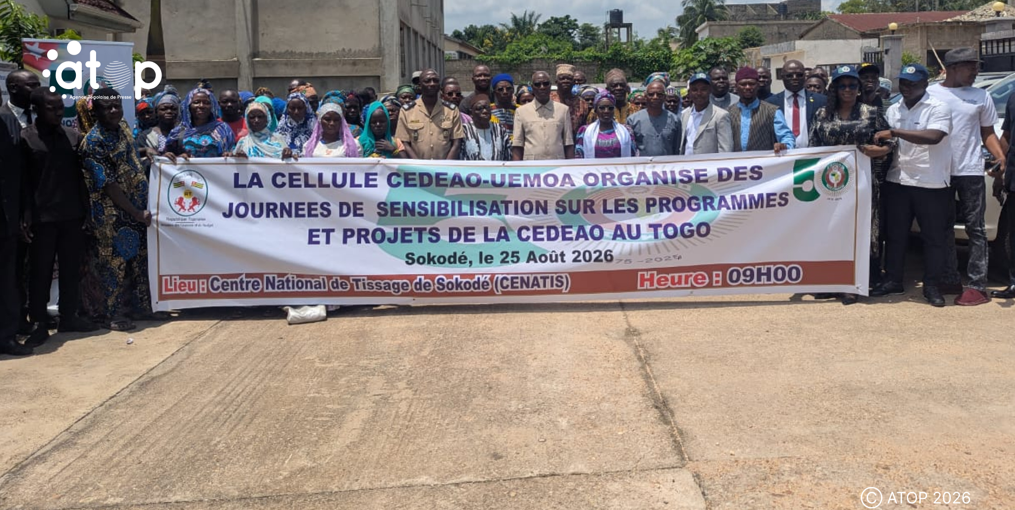 24 Officiels et participants ensemble