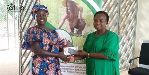30 Une beneficiaire recevant des mains du maire de la Binah 2 un kit symbolique