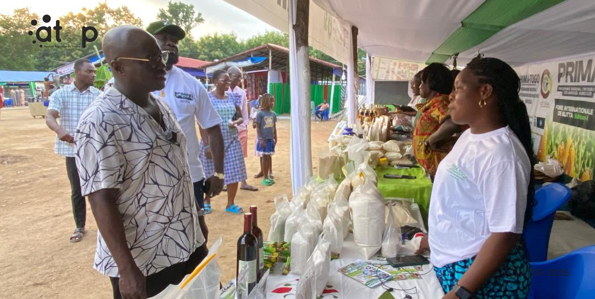 31 Les exposants presentant leur savoir faire local aux clients