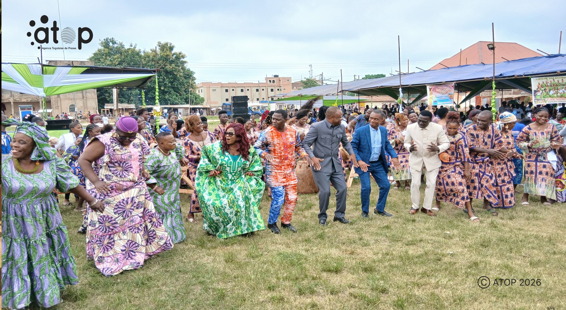 Yoto/ 2ème édition de la fête cantonale " Dékawowoza " : Les populations célèbrent l'unité, la fraternité et la solidarité 1 37 Prestations dun groupe folklorique