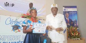 4 Remise de prix au plus jeune au BAC2Zikpi Abra Mokpokpo