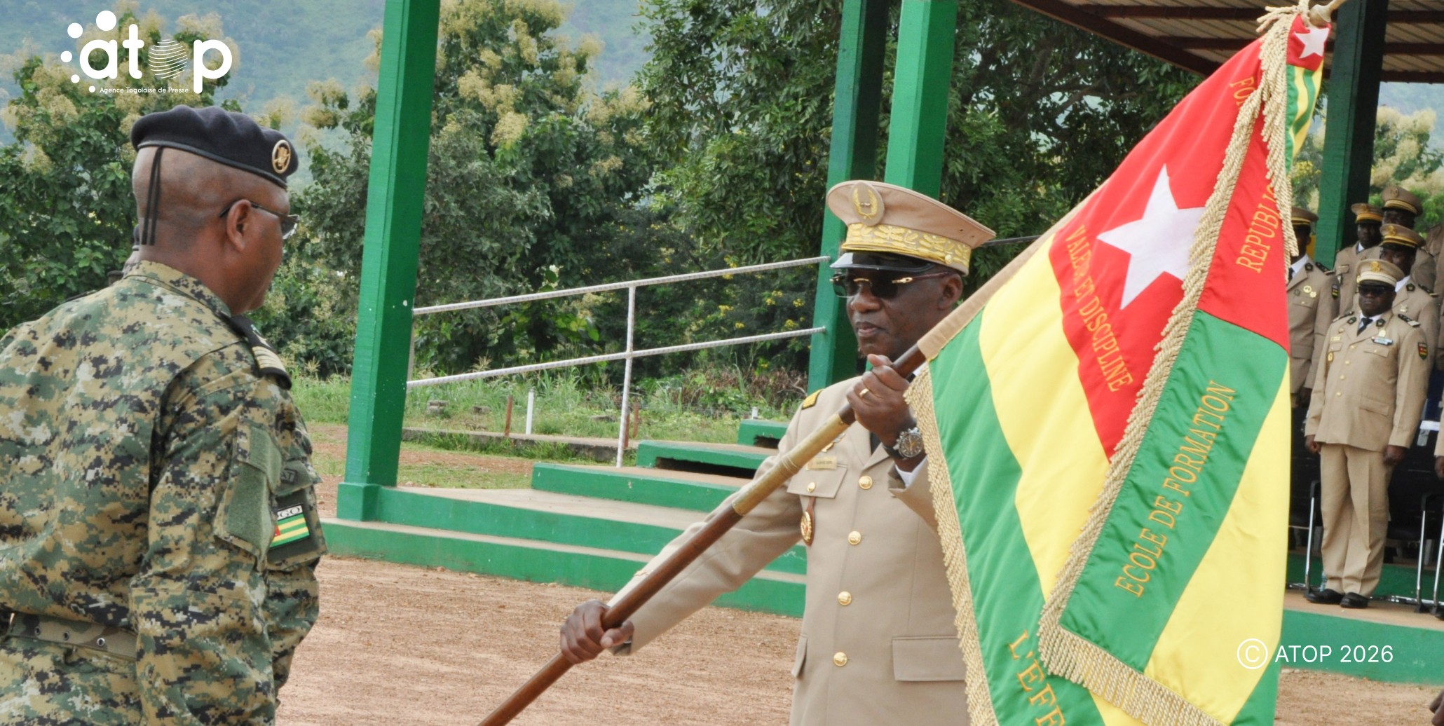 40 Le chef detat major remettant le drapeau au nouveau locataire de lecole