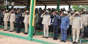 42 Les officiers superieurs saluant le passage du drapeau