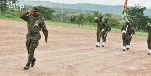 43 Le nouveau commandant ecole ouvrant le ton pour le defile