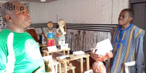 Kpélé : Une mission explore les potentialités touristiques et culturelles de Govié-Hoémé 2 7 Le directeur regional des arts et culture des Plateaux Kokou Monkli a droite recevant des informations sur le musee Adzesoklu du promoteur