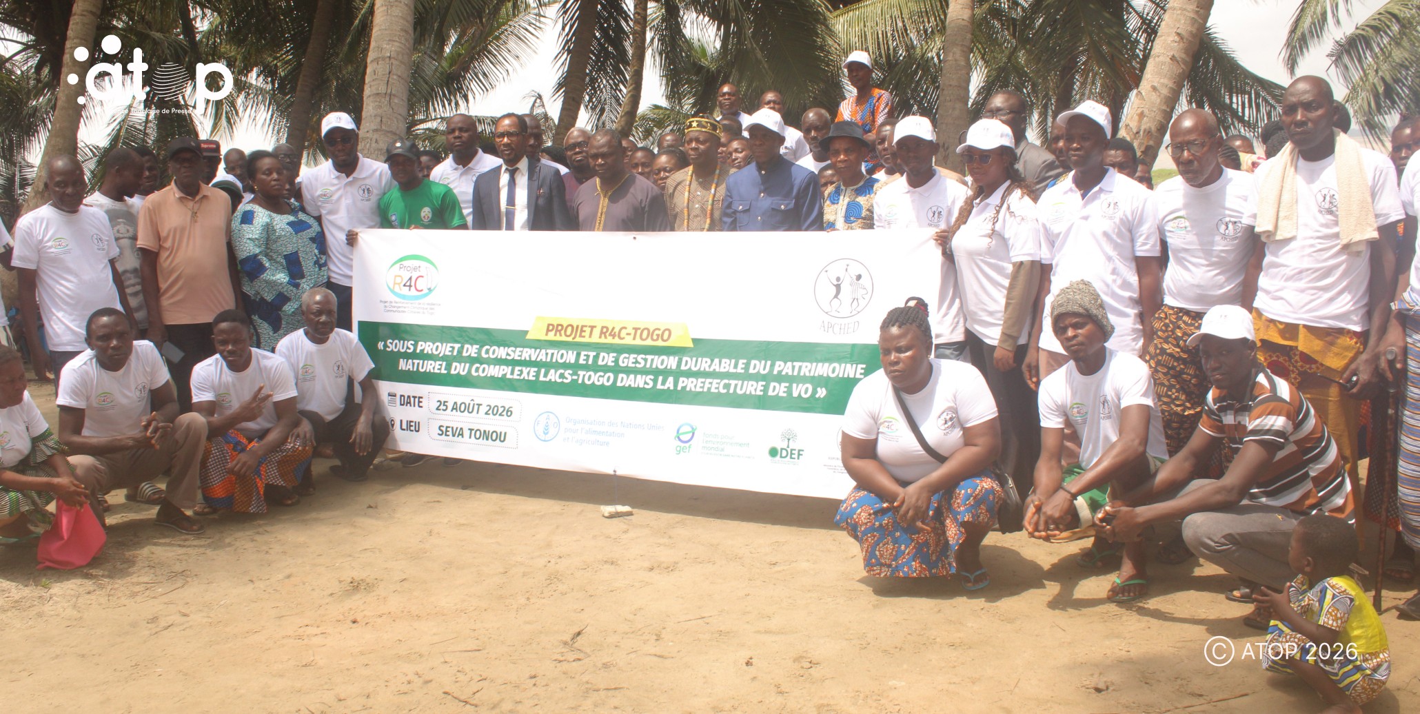 7 photo de famille des participants a la ceremonie de lancement