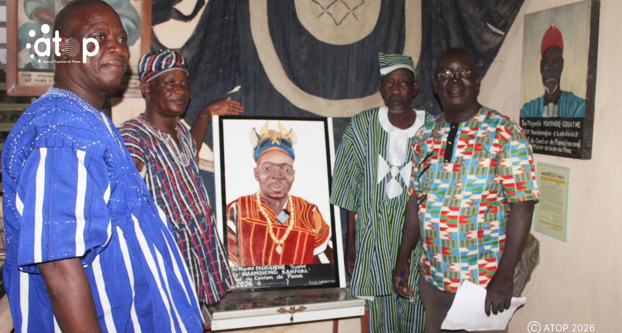 78 Le promoteur a droite et les officiels integrant le portrait du chef canton au musee