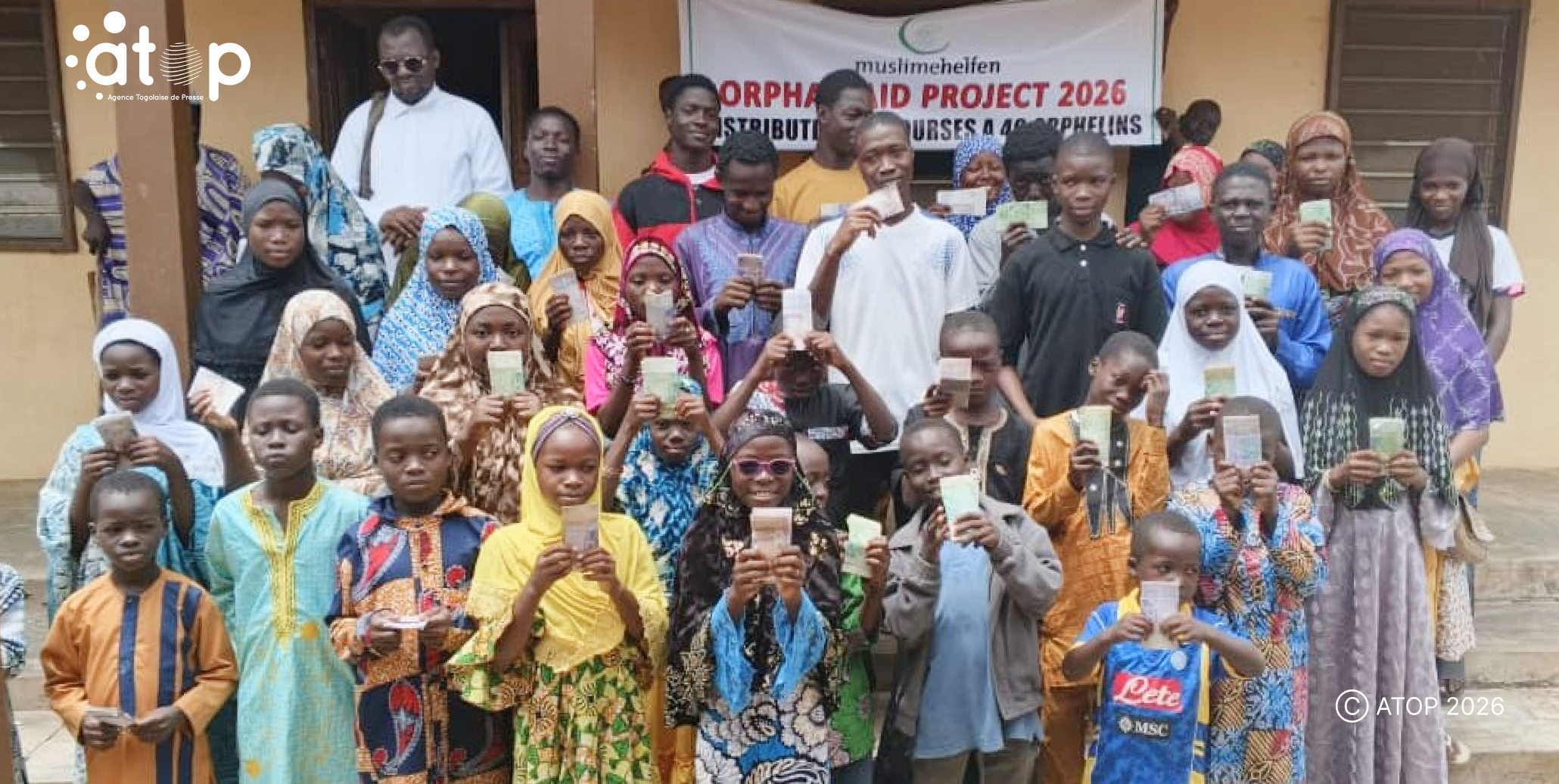 Tchaoudjo/ Education inclusive : L’ABEA remet la 2è tranche de bourses d’études à 40 orphelins de Kadambara 1 8 Dr. Asmanou et les beneficiaires ensemble